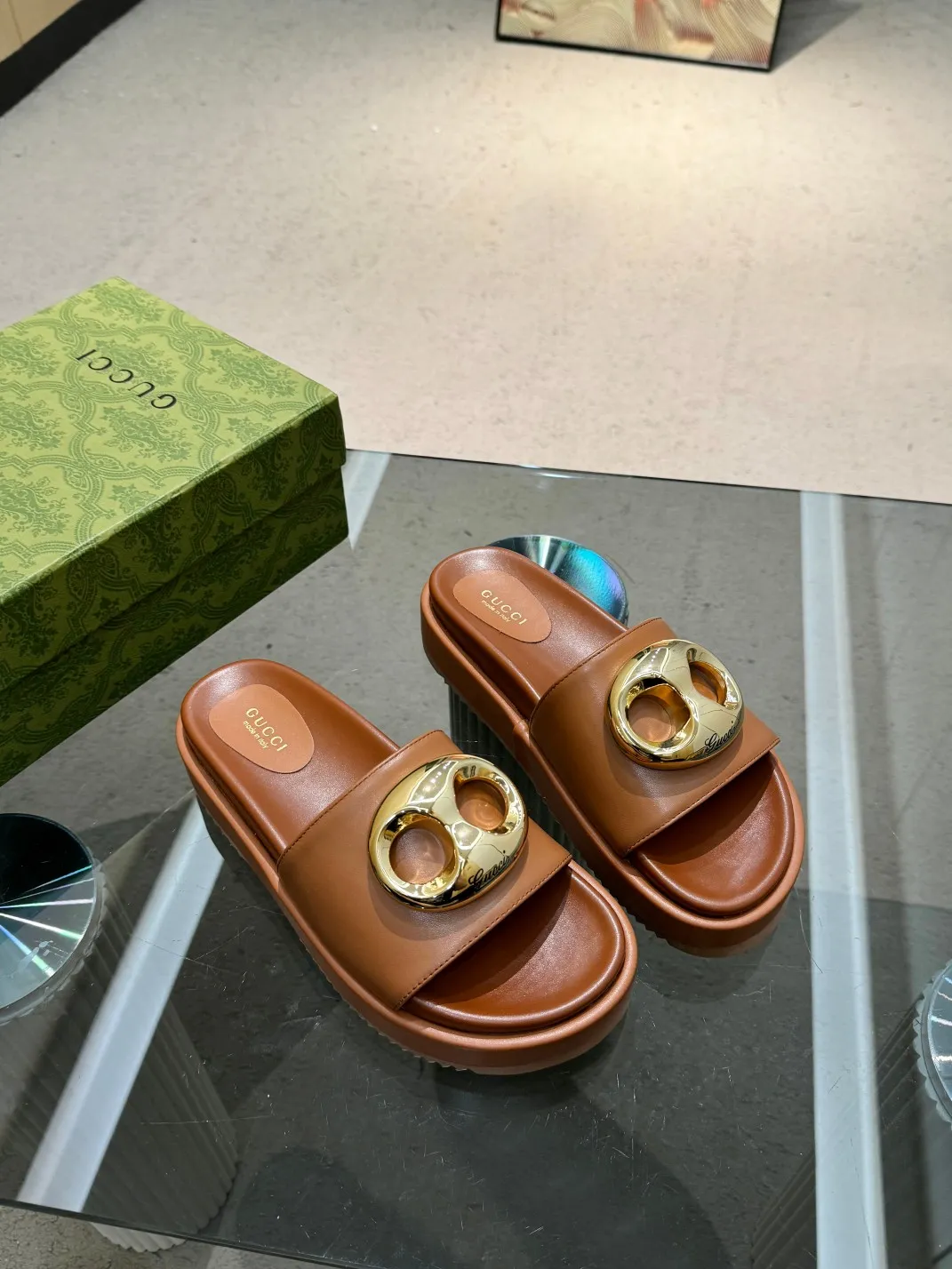 👟👟Ex-factory price 460👟👟 Shipped all year round, Gucci's latest limited edition thick-soled slippers. Top quality for sale. Purchase genuine product for development. The material and workmanship are consistent with the original. Upper: cowhide. Lining: dyed sheepskin. Outsole: Italian private model outsole. Size: 35-43M standard size. 41, 42, 43 are also custom-made and cannot be returned or exchanged. Sole thickness: 5.5cm. Forefoot 4cm.